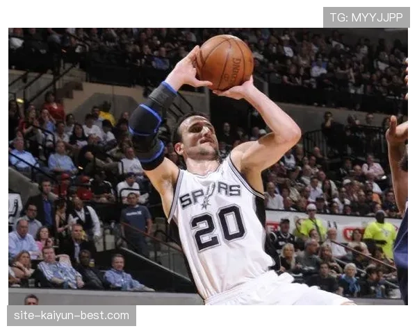 吉诺比利无球切入改变防守阵型，关键回合主导马刺进攻