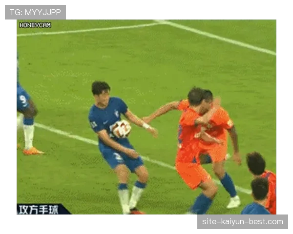 沙滩足球规则：为何允许手球却仍属犯规？