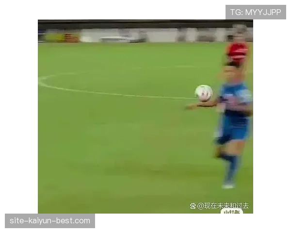 点球瞬间其他队员进入禁区，裁判该如何判罚规则拆解