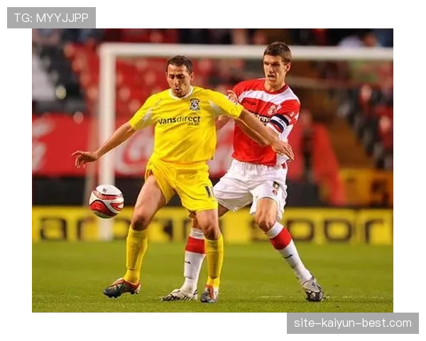 门前冲撞犯规判罚标准为何常引发争议？