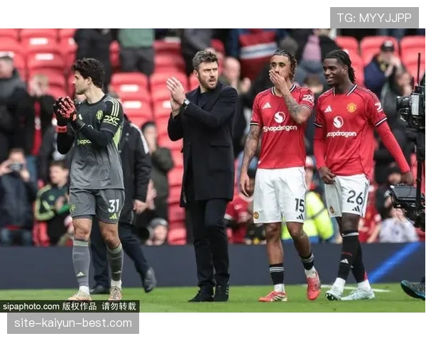曼联防线失误频繁引发争议，对赛季稳定性形成明显制约